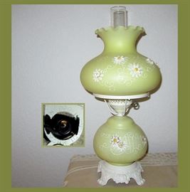 Hedco New York Vintage Glass Lamp with Daisies 