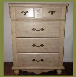 Pretty Chest of Drawers 