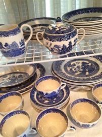 Crown Clarence - Staffordshire - Blue Willow (approx. 40 pieces)