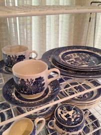 Churchill Blue Willow - England (8 pieces)