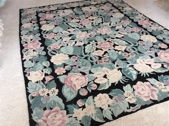Rose patterned hooked area rug