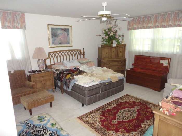 Thomasville queen bedroom set with EasyRest adjustable mattress