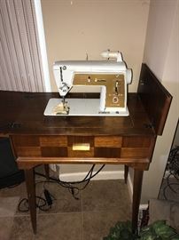 SINGER SEWING MACHINE WITH CABINET