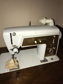 SINGER SEWING MACHINE WITH CABINET