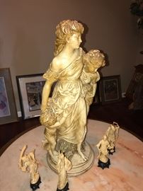 LARGE STATUE WOMEN WITH CHILDREN