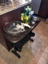 SMALL VINTAGE SIDE TABLE AND GLASSWARE