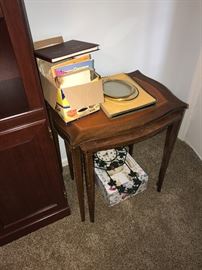 NESTING TABLES