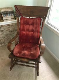 ANTIQUE ROCKING CHAIR