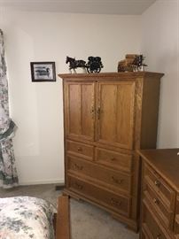 STANLEY FURNITURE SOLID OAK QUEEN BEDROOM SET- INCLUDES DRESSER WITH MIRROR, NIGHTSTAND, BED WITH MATTRESS AND WARDROBE 