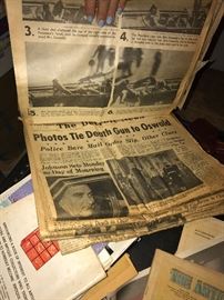 VINTAGE COLLECTIBLE NEWSPAPERS