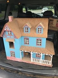 HAND-CRAFTED DOLLHOUSE AND MINIATURE DOLLHOUSE FURNITURE