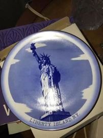 COLLECTIBLE CHRISTMAS PLATE