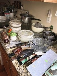 KITCHENWARE AND GLASSWARE