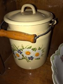 VINTAGE ENAMEL CHAMBER POT WITH LID