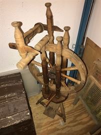 ANTIQUE PRIMITIVE SPINNING WHEEL