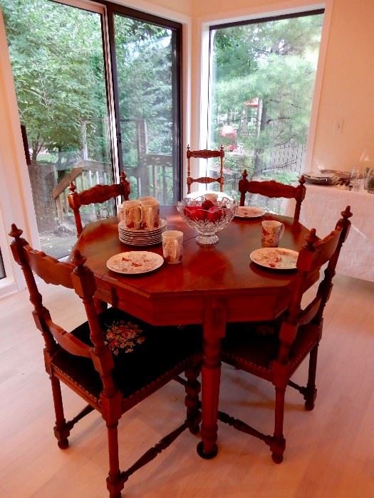 LOVELY ANTIQUE DINING TABLE WITH 4 LEAVES AND SIX NEEDLE POINT CHAIRS.