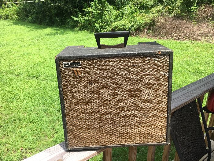 1950's tube amp guitar amplifier combo univox ? Silvertone? Has an Atlanta Organ and piano Co. logo on front has Jensen Special speaker   jewel light up and tubes light put no sound 