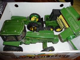 JOHN DEERE TOY TRACTOR 