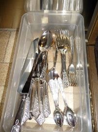 FLATWARE SET