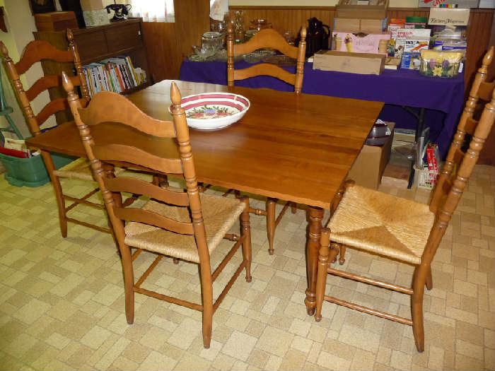 WOOD DINING TABLE W/DROP LEAF SIDES, 2 LEAFS AND 4 CHAIRS