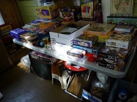 BOARD GAMES, PLAYING CARDS, PUZZLES