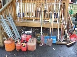 GAS CANS, GARDEN TOOLS