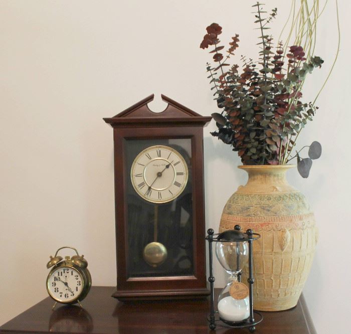 Lot 1 – Clock and décor http://www.ctonlineauctions.com/detail.asp?id=602682
