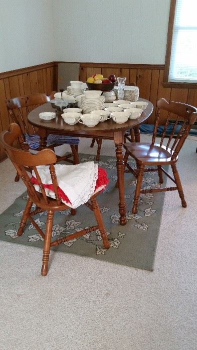 Tell City maple dining set, included table, 2 leaves, & 4 chairs