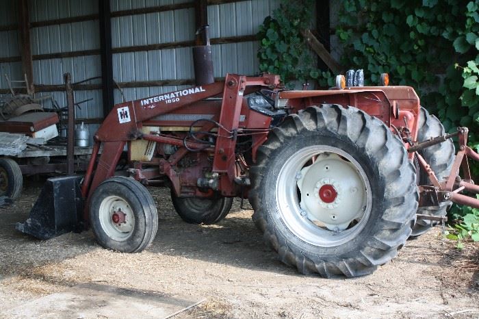 INTERNATIONAL ~ IH   674 TRACTOR WITH AN 1850 FRONT LOADER
