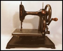 Little Worker hand crank by New Home