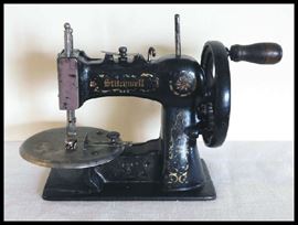 Miniature hand crank sewing machine - Stitchwell