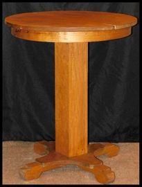Oak pedestal table 25 inches in diameter and 30 inches tall