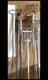 Fishing spears and fish grabbers