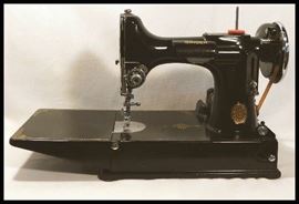 Singer Feather Weight comes with case no serial number