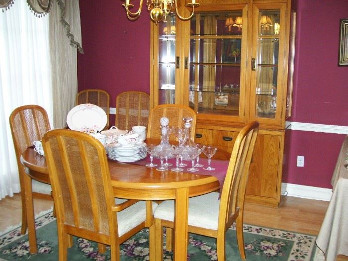 Dining room set with table pads