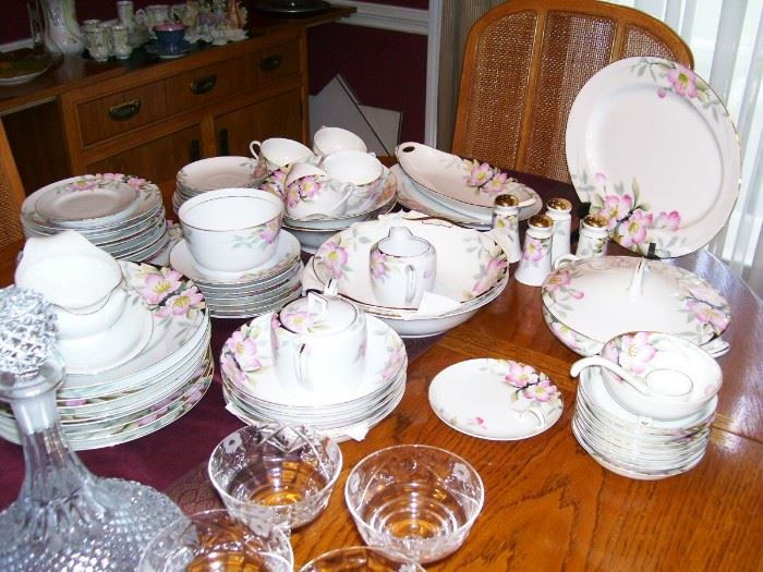 Lovely set of older (1940's) Noritake china - EXCELLENT condition.