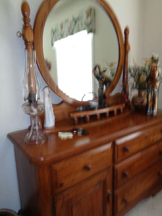 nice dresser w/mirror