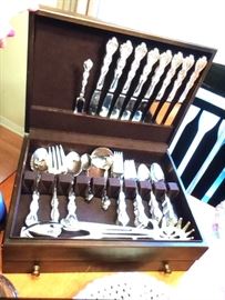 Stainless flatware set