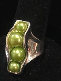 "Four peas in a pod" fun sterling ring; size 10