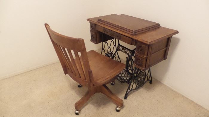 SINGER SEWING TABLE AND SEWING MACHINE, ANTIQUE