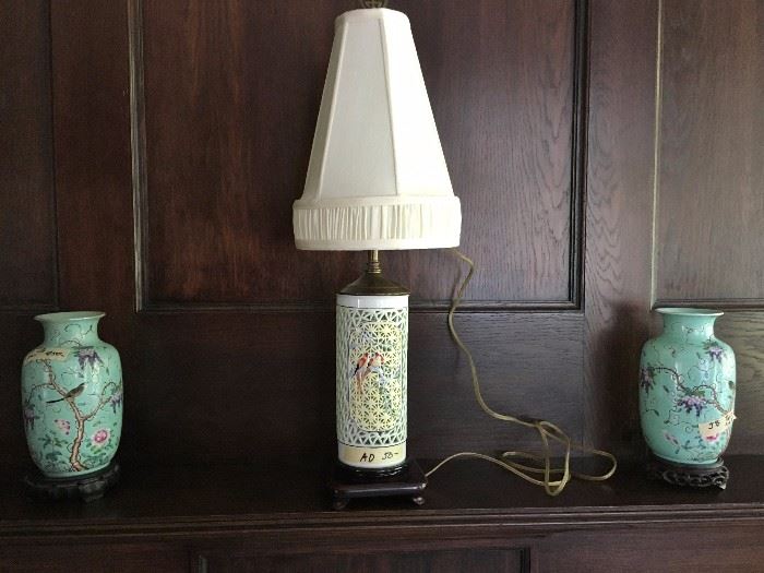 Chinoiserie vases and lamp.