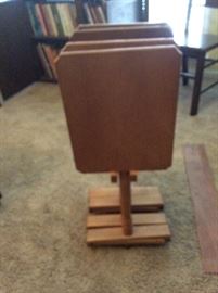 VINTAGE TV TRAYS. COOL ! 