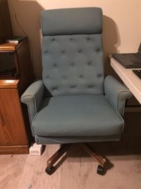 Office chair comfortable and well taken care of