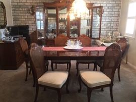 Thomasville 8 chair Dining Table with 2 leaves and felt padded cover