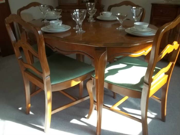 excellent condition dining table and chairs