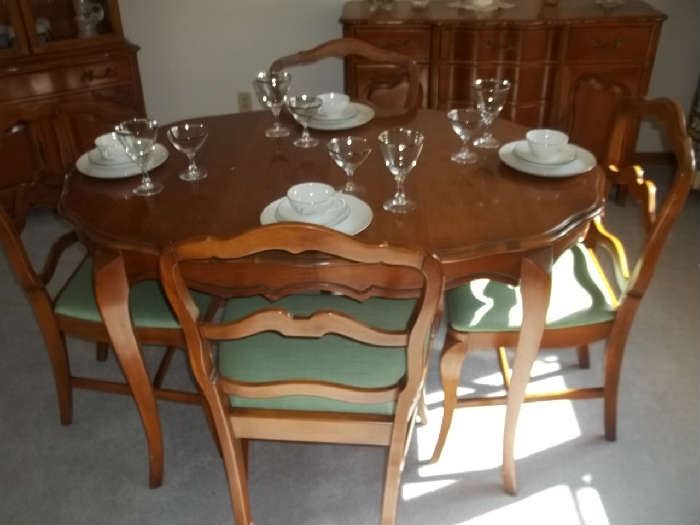 excellent condition dining table 6 chairs and two leaves