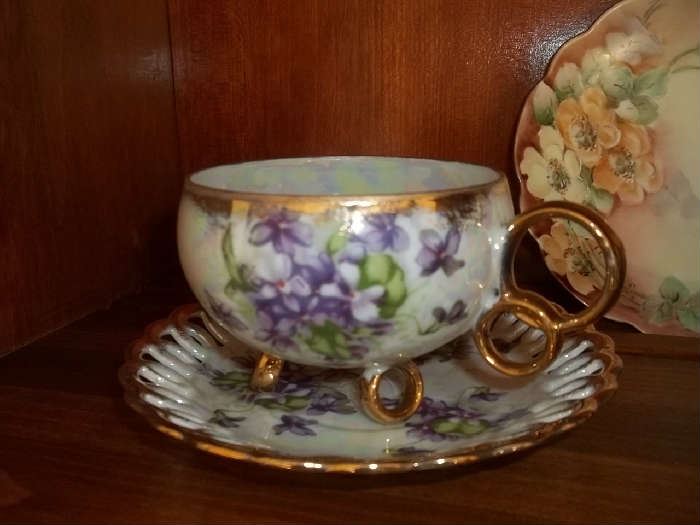 vintage tea cups and saucers