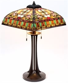 1117 TIFFANY STYLE LEADED GLASS TABLE LAMP, H 26.25" W 15" L 15"