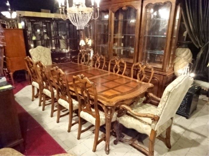 HENREDON DINING TABLE WITH 10 CHAIRS AND 2 LEAVES