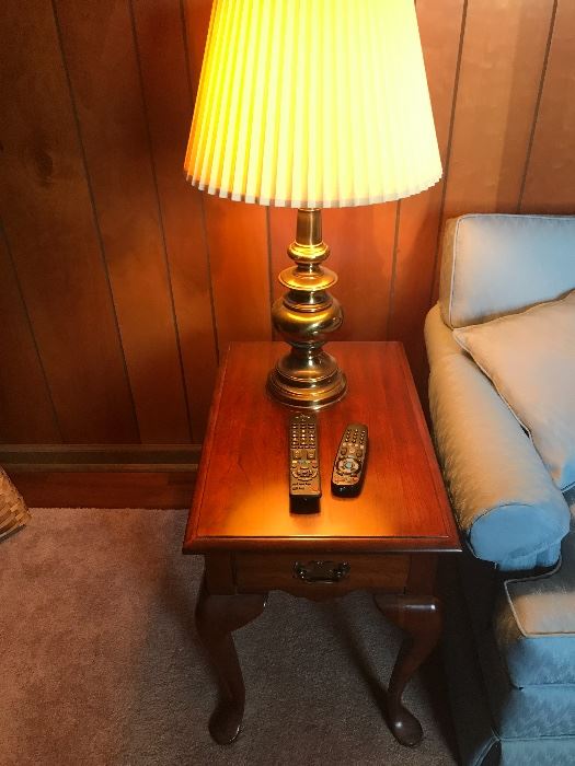 Pair of nice end tables and brass lamps